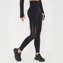Legginsy fitness damskie Leslie czarne. Czarne legginsy damskie Legea, bez wzorów, z materiału. Za 92.00 zł.