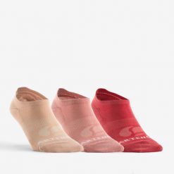 Skarpety sportowe tenis Artengo RS160 krótkie 3 pary. Czerwone skarpetki damskie ARTENGO, bez wzorów, z bawełny. Za 29.99 zł.