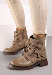 Ciemnobeżowe Botki w Streetwearowym Stylu Ozdobione Nitami i Naszywką Lirelina. Brązowe botki damskie Renee, z aplikacjami, z jeansu, rockowe, bez obcasa, na obcasie, bez zapięcia. Za 149.99 zł.