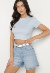 Jasnoniebieski Bawełniany Prążkowany T-shirt Nelzedi. Niebieskie t-shirty damskie Born2be, m, bez wzorów, z bawełny, eleganckie, bez kołnierzyka, bez ramiączek. Za 19.99 zł.