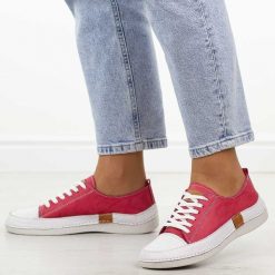 Fuksja skórzane półbuty damskie T.Sokolski 8260. Czerwone półbuty damskie Sokolski, na jesień, bez wzorów, z jeansu, eleganckie, z okrągłym noskiem, bez obcasa, na płaskiej podeszwie, bez zapięcia. Za 299.00 zł.