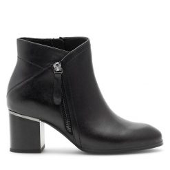 Botki Lasocki. Czarne botki damskie Lasocki, bez wzorów, bez obcasa, na słupku, bez zapięcia. Za 209.99 zł.