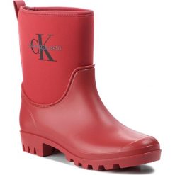 Kalosze CALVIN KLEIN JEANS - Philippa RE9811 Scarlet. Czerwone kalosze damskie Calvin Klein Jeans, bez wzorów, z jeansu, bez zapięcia. W wyprzedaży za 309.00 zł.