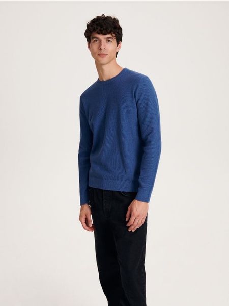 Bawełniany sweter - niebieski. Niebieskie swetry męskie Reserved, l, bez wzorów, z bawełny, bez kołnierzyka, bez ramiączek. W wyprzedaży za 59.99 zł.
