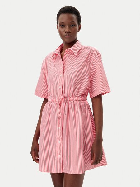 Tommy Jeans Sukienka koszulowa DW0DW20617 Różowy Regular Fit. Czerwone sukienki damskie Tommy Jeans, xl, bez wzorów, z bawełny, bez kołnierzyka, bez ramiączek, koszulowe. Za 269.99 zł.