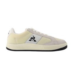 Sneakersy Le Coq Sportif Ashe Team. Białe obuwie sportowe damskie le coq sportif, bez wzorów, bez zapięcia. W wyprzedaży za 460.00 zł.