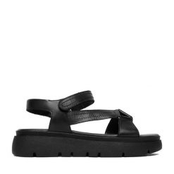 Sandały Lasocki. Czarne sandały damskie Lasocki, bez wzorów, bez obcasa, na płaskiej podeszwie, bez zapięcia. Za 179.99 zł.