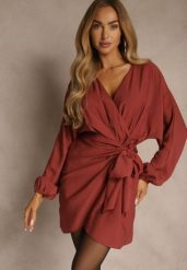Czerwona Kopertowa Sukienka z Wiskozy z Bufiastymi Rękawami Wiązana w Talii Anevra. Czerwone sukienki damskie Renee, na co dzień, l, bez wzorów, z poliesteru, bez kołnierzyka, bez ramiączek, mini, kopertowe. Za 149.99 zł.