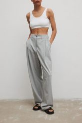 Eleganckie spodnie z zakładkami w kolorze SZARYM - DERRY-L/XL. Szare spodnie materiałowe damskie Marsala, bez wzorów, z elastanu, eleganckie. Za 399.90 zł.