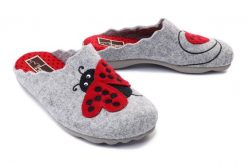MANITU 320007-91 hellgrau, kapcie/klapki damskie. Szare klapki damskie Manitu, na zimę, bez wzorów, bez obcasa, bez zapięcia. Za 224.90 zł.