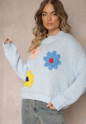 Jasnoniebieski Sweter z Wiskozą i Kwiatowym Motywem Labrienna. Niebieskie swetry nierozpinane damskie Renee, l, z aplikacjami, z wiskozy, casualowe, bez kołnierzyka, bez ramiączek. Za 99.99 zł.