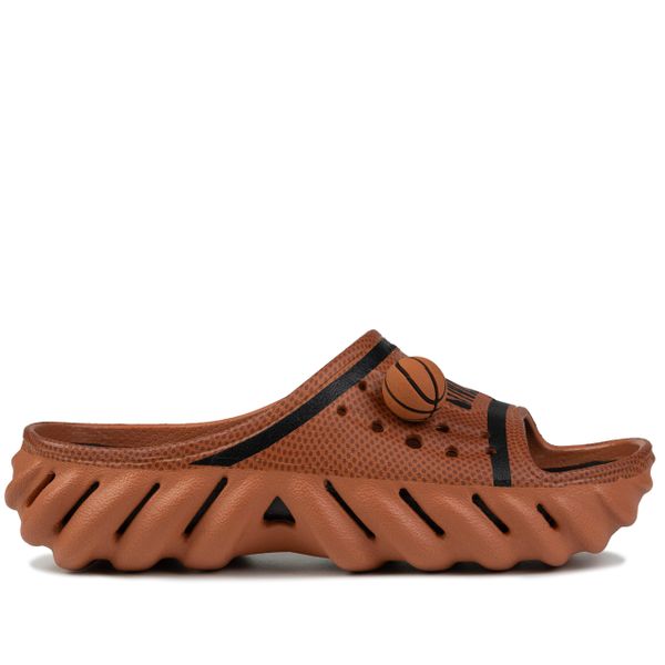 Klapki męskie Crocs NBA ECHO SLIDE. Brązowe klapki męskie Crocs, bez wzorów, bez zapięcia. W wyprzedaży za 199.00 zł.