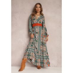 Zielona Sukienka Rozkloszowana z Paskiem Shara. Zielone sukienki damskie Renee, na plażę, l, bez wzorów, z tkaniny, boho, bez kołnierzyka, bez ramiączek, maxi, kopertowe. Za 119.99 zł.