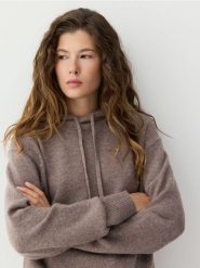 Wełniany sweter z kapturem - brązowy. Brązowe swetry nierozpinane damskie Reserved, l, bez wzorów, z dzianiny, bez kołnierzyka, bez ramiączek. Za 229.99 zł.