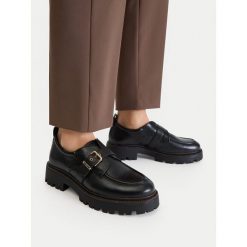 Półbuty Lasocki. Czarne półbuty damskie Lasocki, bez wzorów, bez obcasa, na płaskiej podeszwie, bez zapięcia. Za 249.99 zł.