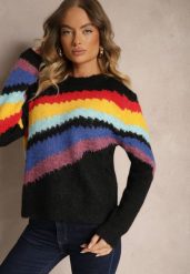 Czarny Sweter Ozdobiony Ukośnymi Paskami Zenstina. Czarne swetry nierozpinane damskie Renee, bez wzorów, z jeansu, casualowe, bez kołnierzyka, bez ramiączek. Za 129.99 zł.