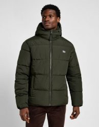 MĘSKA KURTKA PUCHOWA LEE PUFFER JACKET OLIVE NIGHT 112355678. Zielone kurtki męskie Lee, m, bez wzorów, z puchu, bez kaptura. Za 419.99 zł.