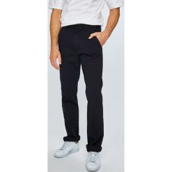 Calvin Klein Jeans - Spodnie. Czarne spodnie materiałowe męskie Calvin Klein Jeans, bez wzorów, z bawełny, z podwyższonym stanem. W wyprzedaży za 299.90 zł.
