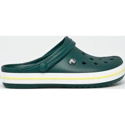 Crocs - Klapki. Niebieskie klapki damskie Crocs, bez wzorów, z gumy, z okrągłym noskiem, bez zapięcia. W wyprzedaży za 179.90 zł.