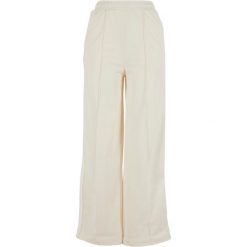 Damskie spodnie dresowe Urban Classics Pin Tuck. Białe spodnie dresowe damskie Urban Classics, bez wzorów, z dresówki, sportowe, długie. Za 183.50 zł.