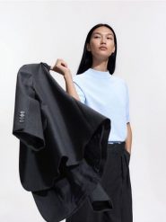 Sweter z krótkim rękawem - jasnoniebieski. Niebieskie swetry nierozpinane damskie Reserved, l, bez wzorów, z dzianiny, bez kołnierzyka, bez ramiączek. Za 89.99 zł.