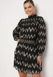 Czarna Wzorzysta Sukienka z Siateczki z Falbankami Stójką i Gumką w Talii Ocelina. Czarne sukienki damskie Born2be, na spotkanie biznesowe, l, bez wzorów, eleganckie, bez kołnierzyka, bez ramiączek, mini, kopertowe. Za 149.99 zł.