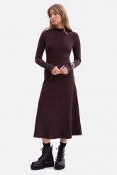 Bawełniana sukienka dzianinowa z golfem rozkloszowana cbrąz. Sukienki damskie Bewear, do pracy, s, bez wzorów, z bawełny, biznesowe, bez kołnierzyka, bez ramiączek, rozkloszowane. Za 259.00 zł.