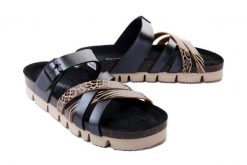 DR. BRINKMANN 700400-01 schwarz, klapki damskie. Czarne klapki damskie Dr. Brinkmann, bez wzorów, bez obcasa, bez zapięcia. Za 244.90 zł.