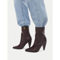 Botki MEXX. Brązowe botki damskie Mexx, bez wzorów, bez obcasa, na słupku, bez zapięcia. Za 379.99 zł.