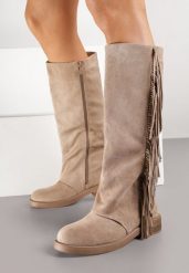 Ciemnobeżowe Kozaki w Stylu Boho z Imitacji Zamszu z Frędzlami Vemirina. Brązowe kozaki damskie Born2be, bez wzorów, z jeansu, bez obcasa, na płaskiej podeszwie, bez zapięcia. Za 149.99 zł.
