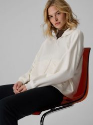 4F Bluza dresowa loose bez kaptura damska - kremowa S. Białe bluzy damskie 4F, s, bez wzorów, z dresówki, klasyczne, bez ramiączek, bez kaptura. Za 199.99 zł.