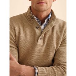 SWETER DŁUGI RĘKAW MĘSKI Z GUZIKIEM, Z ZAMKIEM. Brązowe swetry męskie TOP SECRET, na lato, m, bez wzorów, z dzianiny, eleganckie, bez kołnierzyka, bez ramiączek. W wyprzedaży za 59.99 zł.