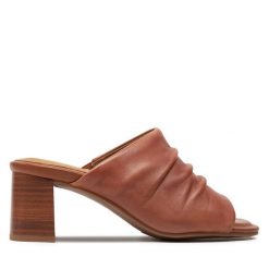 Klapki Tamaris. Brązowe klapki damskie Tamaris, bez wzorów, bez obcasa, bez zapięcia. Za 209.99 zł.