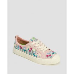 Trampki zamszowe Cariuma OCA Low Rose Suede Embroidered Flowers. Białe trampki i tenisówki damskie CARIUMA, bez wzorów, z zamszu, bez zapięcia. W wyprzedaży za 338.25 zł.