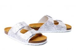 DR. BRINKMANN 700888-03 weiss, klapki damskie. Białe klapki damskie Dr. Brinkmann, bez wzorów, bez obcasa, bez zapięcia. Za 165.67 zł.