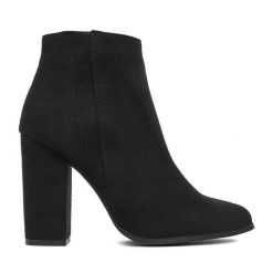 Botki DeeZee. Czarne botki damskie DeeZee, bez wzorów, bez obcasa, na słupku, bez zapięcia. Za 199.99 zł.