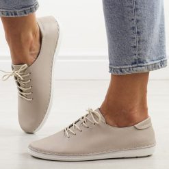 Beżowe skórzane półbuty damskie Dia 645. Brązowe półbuty damskie DiA, na lato, bez wzorów, z jeansu, eleganckie, z okrągłym noskiem, bez obcasa, bez zapięcia. Za 249.00 zł.