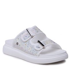 Klapki GOE. Białe klapki damskie GOE, bez wzorów, bez obcasa, bez zapięcia. Za 329.99 zł.
