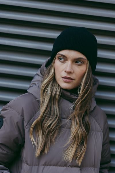 WEŁNIANA CZAPKA DELIA CZARNA One size - Flawless. Czarne czapki damskie Flawless, na zimę, bez wzorów, z kaszmiru, eleganckie. Za 239.00 zł.
