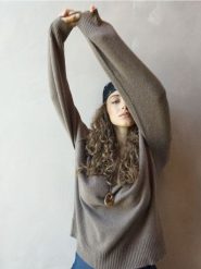 Sweter chunky z dekoltem V - beżowy. Brązowe swetry nierozpinane damskie Sinsay, l, bez wzorów, bez kołnierzyka, bez ramiączek. Za 49.99 zł.