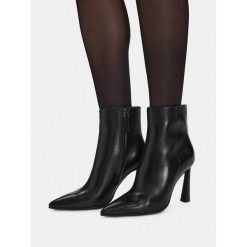Botki GINO ROSSI. Czarne botki damskie Gino Rossi, bez wzorów, bez obcasa, na szpilce, bez zapięcia. Za 549.99 zł.