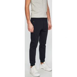 Armani Exchange - Spodnie. Niebieskie spodnie materiałowe męskie Armani Exchange, bez wzorów, z dzianiny. W wyprzedaży za 359.90 zł.