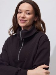 Bluza z wysoką stójką - ciemnobrązowy. Brązowe bluzy damskie Reserved, l, bez wzorów, z bawełny, bez ramiączek, bez kaptura. Za 119.99 zł.