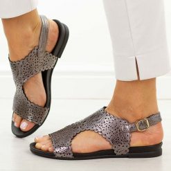 Srebrne płaskie sandały damskie M.Daszyński 1958-11. Szare sandały damskie M.Daszyński, w ażurowe wzory, ze skóry, bez obcasa, na płaskiej podeszwie, bez zapięcia. Za 159.00 zł.