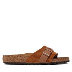 Klapki Birkenstock. Brązowe klapki damskie Birkenstock, bez wzorów, bez obcasa, bez zapięcia. Za 599.99 zł.