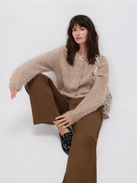 Sweter z alpaką - beżowy. Brązowe swetry nierozpinane damskie Reserved, l, bez wzorów, z dzianiny, klasyczne, bez kołnierzyka, bez ramiączek. Za 299.99 zł.