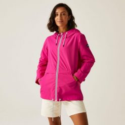 Kurtka turystyczna przeciwdeszczowa damska Bayletta wodoodporna. Czerwone kurtki sportowe damskie Regatta, bez wzorów, bez ramiączek, bez kaptura, trekkingowe. Za 139.99 zł.