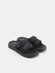 Klapki - czarny. Czarne klapki męskie Sinsay, bez wzorów, bez zapięcia. Za 39.99 zł.