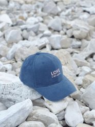 Czapka z daszkiem - granatowy. Niebieskie czapki damskie Sinsay, bez wzorów, z bawełny. Za 19.99 zł.