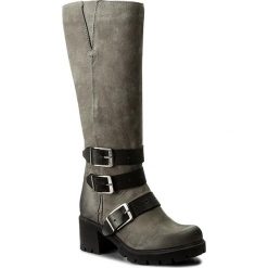 Kozaki SIMEN - 8446 S1137/G.Nero. Szare kozaki damskie Simen, z aplikacjami, z nubiku, bez obcasa, na obcasie, bez zapięcia. W wyprzedaży za 349.00 zł.